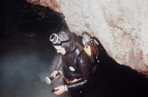 Nel 1964 esplora il sifone principale della Grotta a Male (Assergi, AQ) con le semplici attrezzature impiegate in mare.