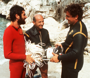 Nel 1970 conquista con Carlo Dernini un record mondiale nella risorgenza di Cala Luna (Cala Gonone, NU). Nella foto, da sinistra: Dernini, Giancarlo Vay e l’Autore.