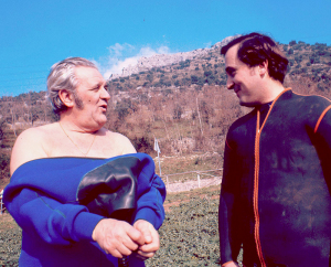 Il prof. Luigi Ferraro e l’Autore alle sorgenti di Ninfa nel 1973 in occasione delle riprese del documentario “Vita da Sub” di Gigi Oliviero e Franco Bernabei.