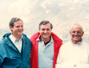 Nella foto, da sinistra: Il prof. Stefano Gargiullo, l’Autore e Enzo Maiorca a Ponte di Legno, nel 1993, in occasione della manifestazione ”OLTRE L’AVVENTURA” del 1993.